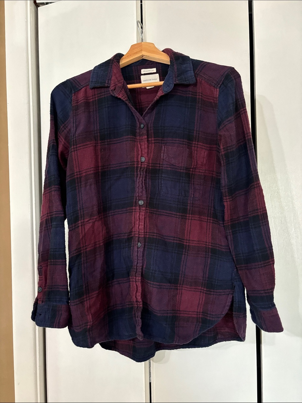 American eagle boyfriend fit flannel Plaid Button-Up Shirt in Burgundy & Navy